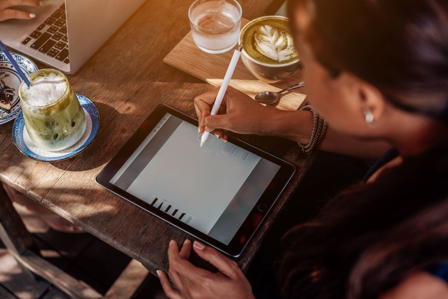 woman writing on ipad with apple pencil